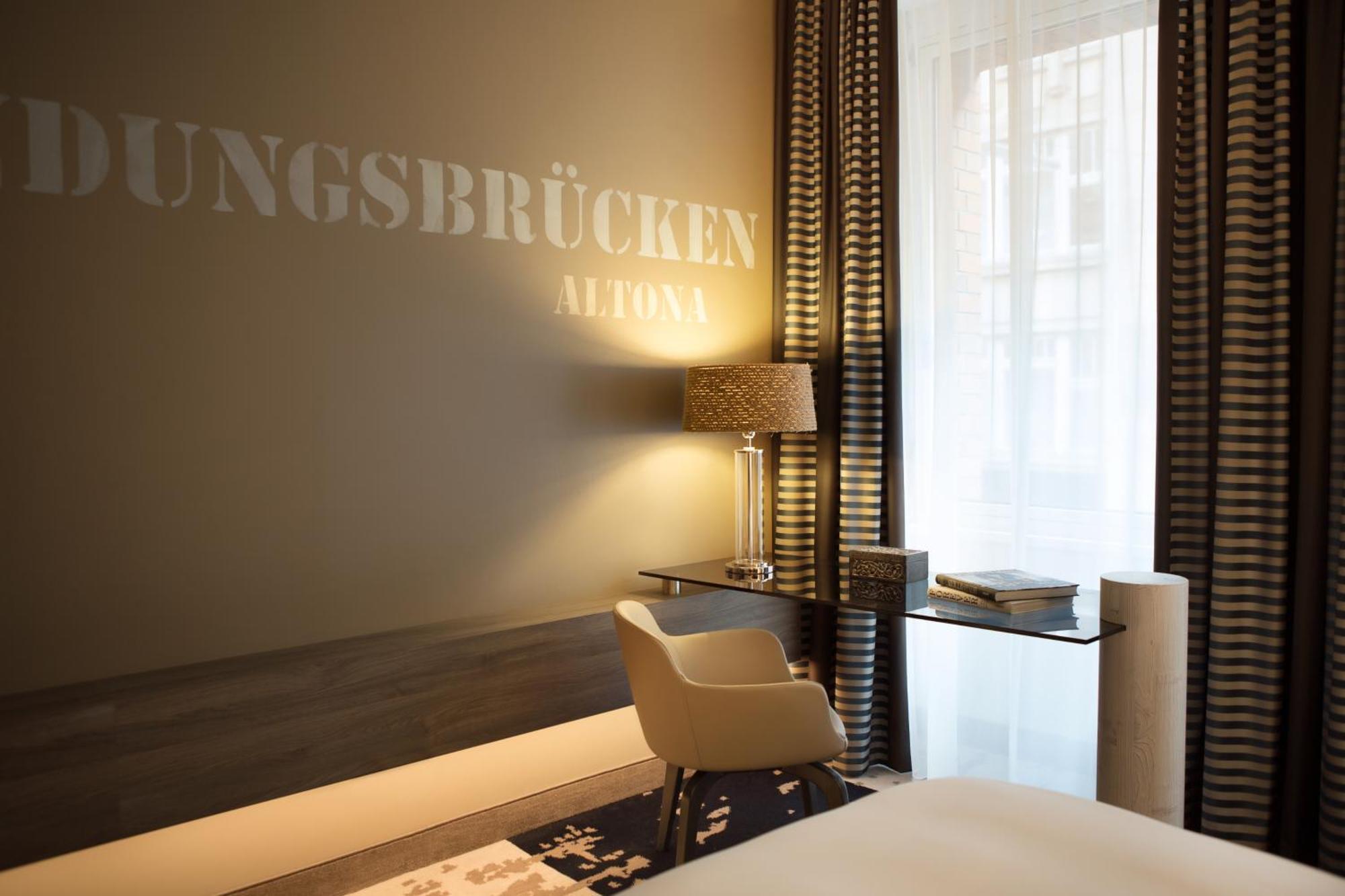 Renaissance Hamburg Hotel Exterior photo A room at the hotel