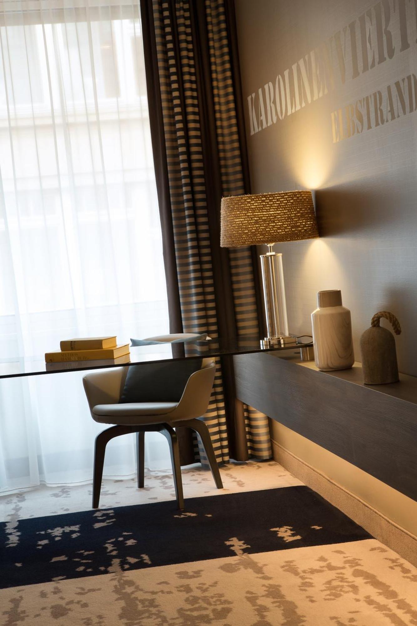 Renaissance Hamburg Hotel Exterior photo A table lamp