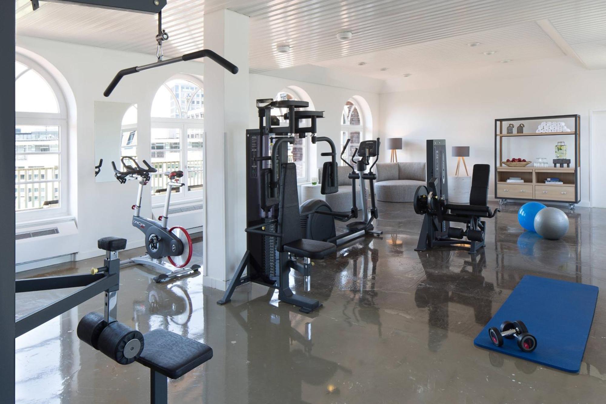 Renaissance Hamburg Hotel Exterior photo A home gym