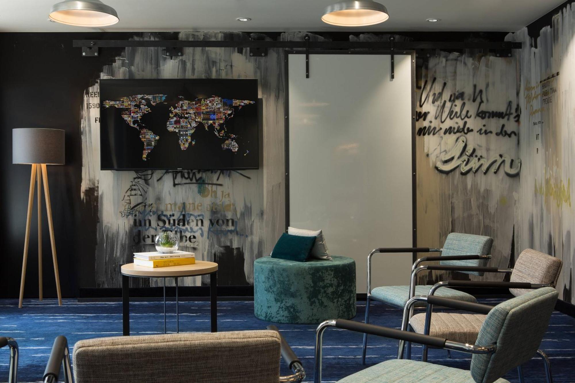 Renaissance Hamburg Hotel Exterior photo The lounge at the airport