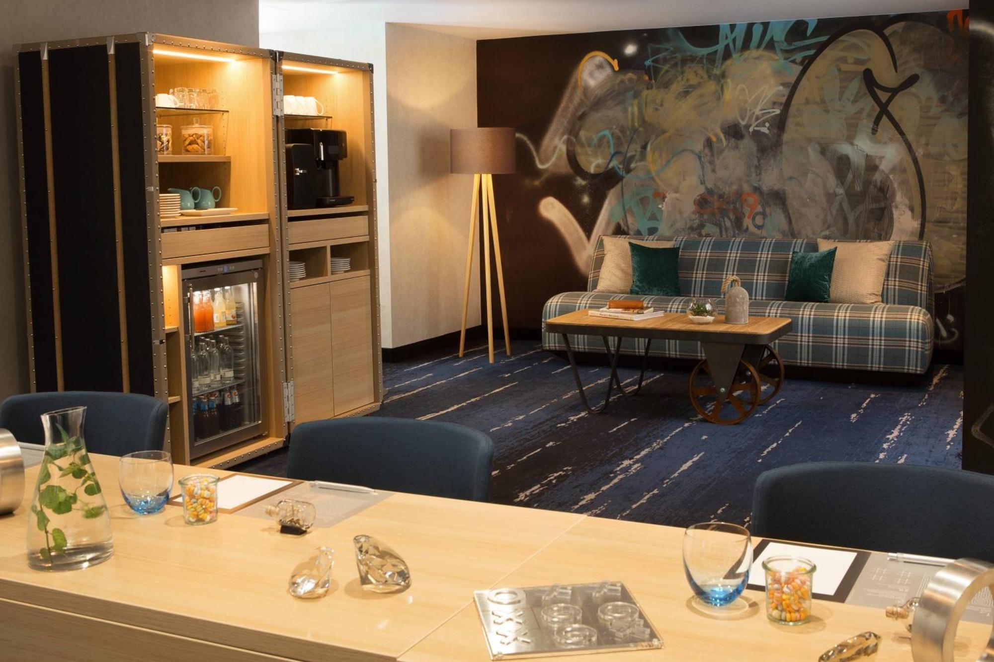 Renaissance Hamburg Hotel Exterior photo A suite at the hotel