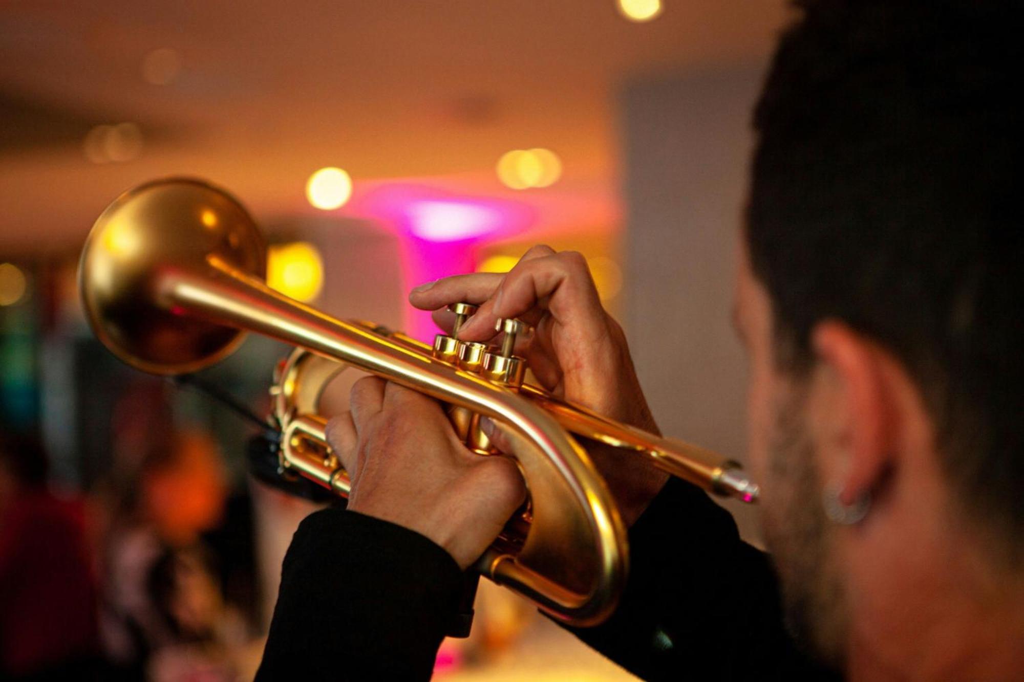 Renaissance Hamburg Hotel Exterior photo A trumpet player