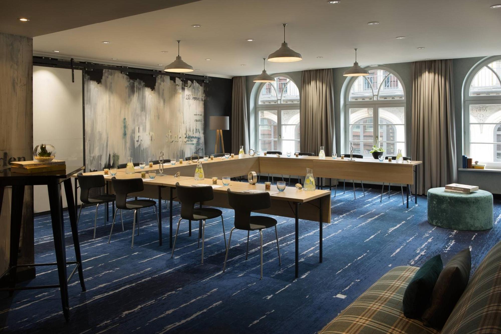 Renaissance Hamburg Hotel Exterior photo The meeting room