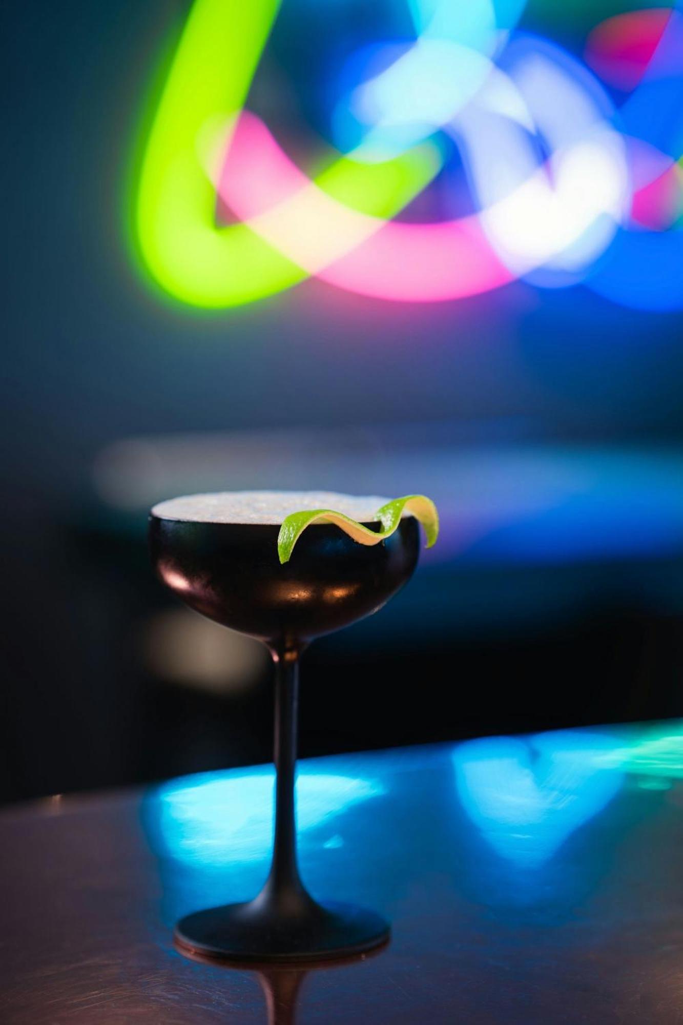 Renaissance Hamburg Hotel Exterior photo A grasshopper cocktail
