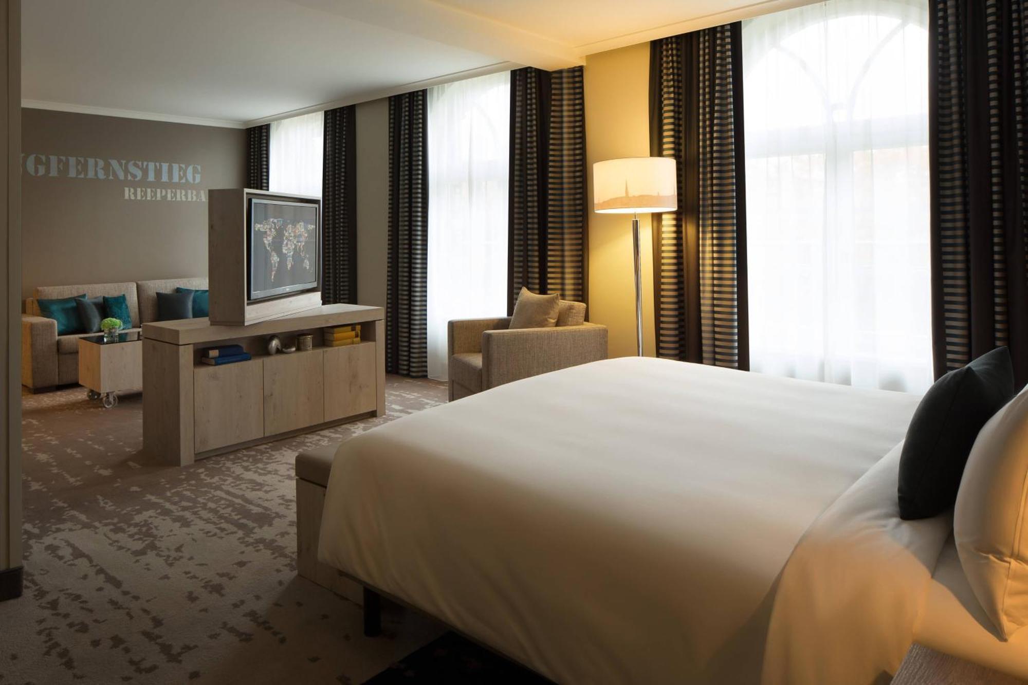 Renaissance Hamburg Hotel Exterior photo A room at the hotel