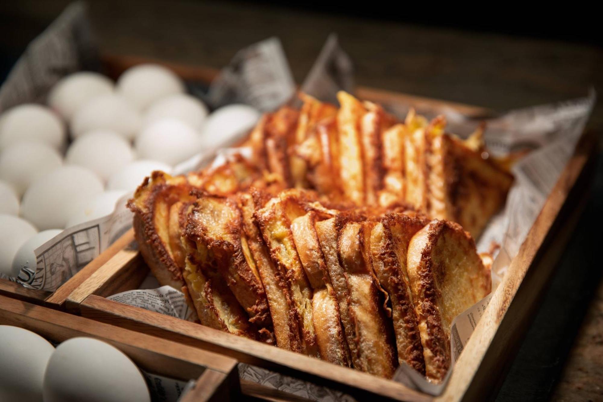 Renaissance Hamburg Hotel Exterior photo French toast