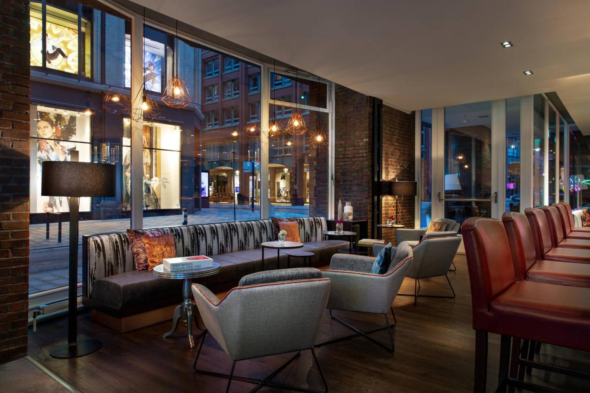 Renaissance Hamburg Hotel Exterior photo The bar at the W London
