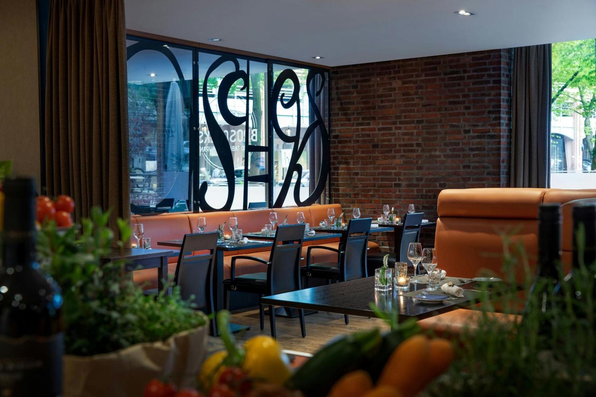 Renaissance Hamburg Hotel Exterior photo Restaurant SEA