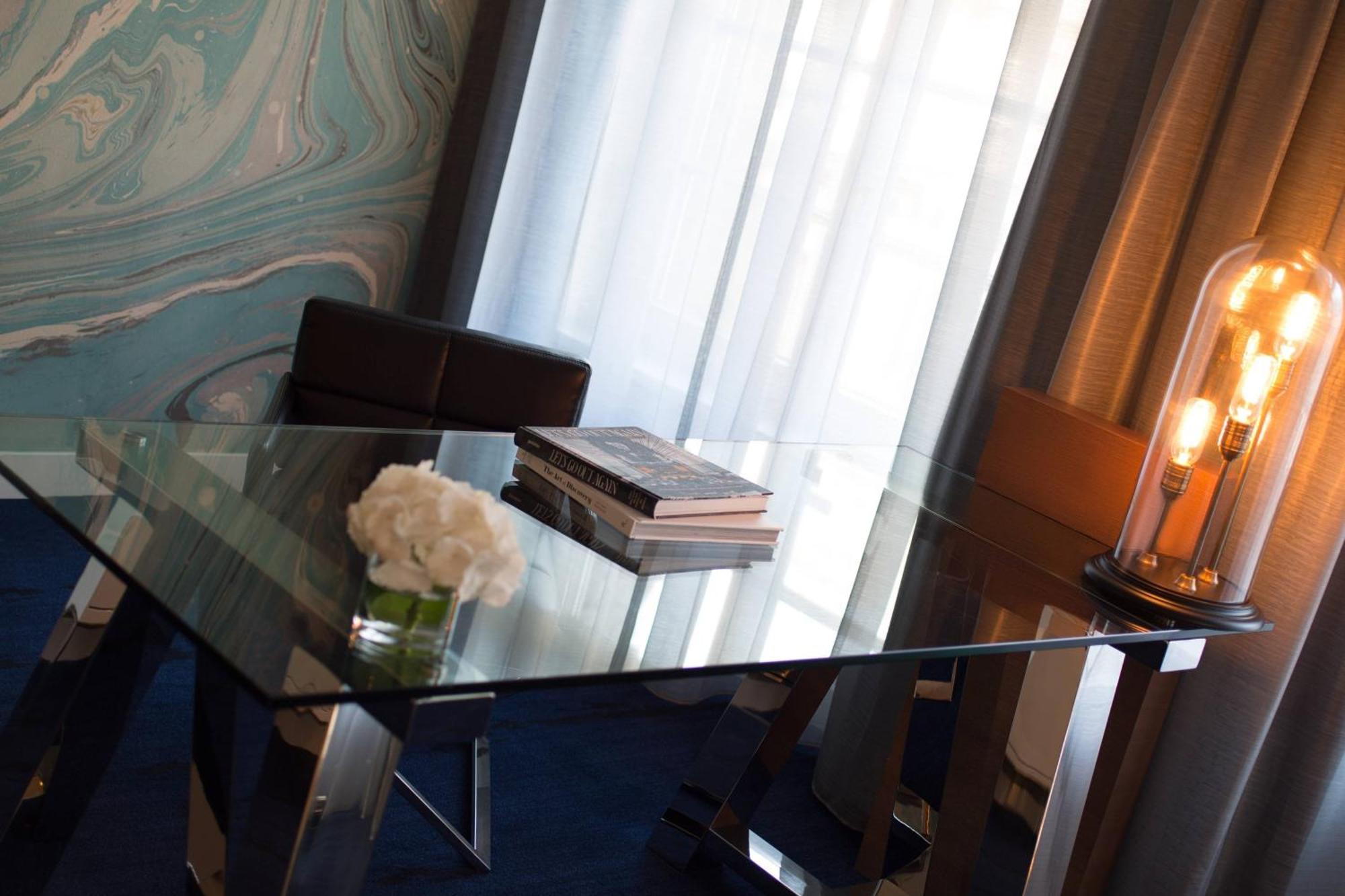 Renaissance Hamburg Hotel Exterior photo A glass table