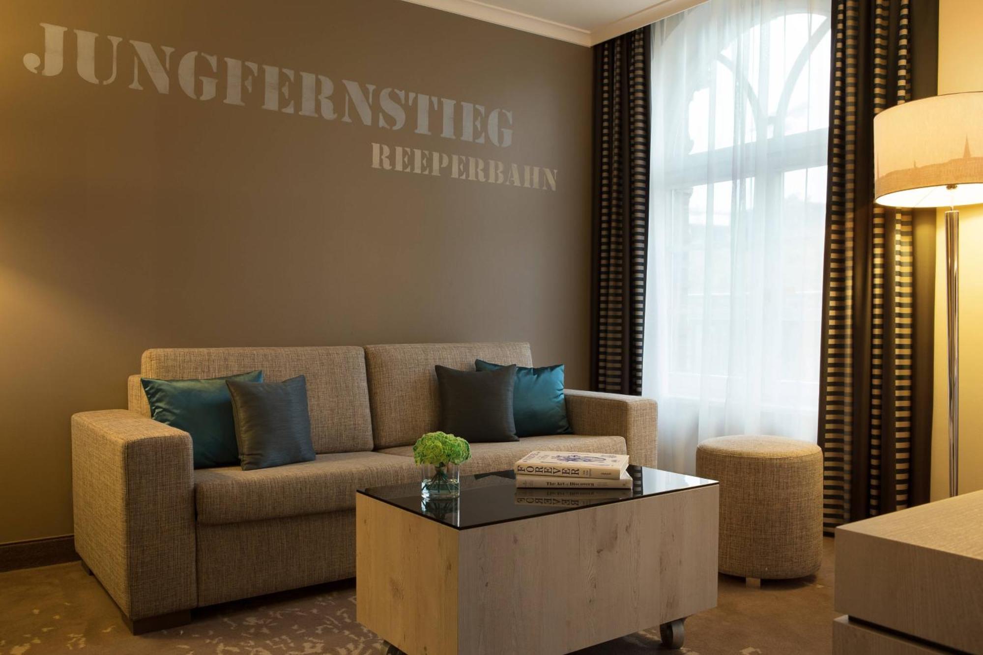 Renaissance Hamburg Hotel Exterior photo A suite at the hotel