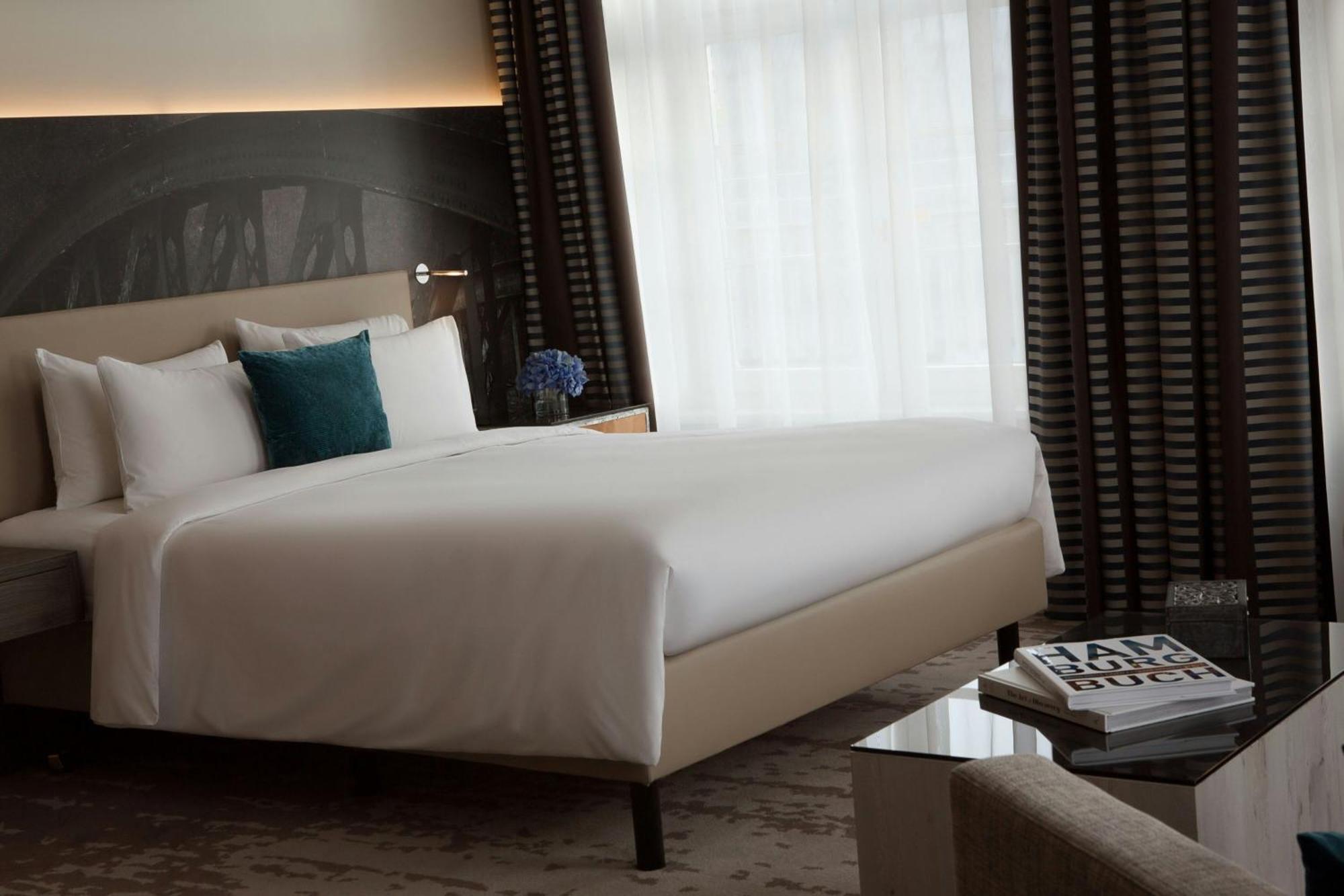 Renaissance Hamburg Hotel Exterior photo A bedroom at the hotel