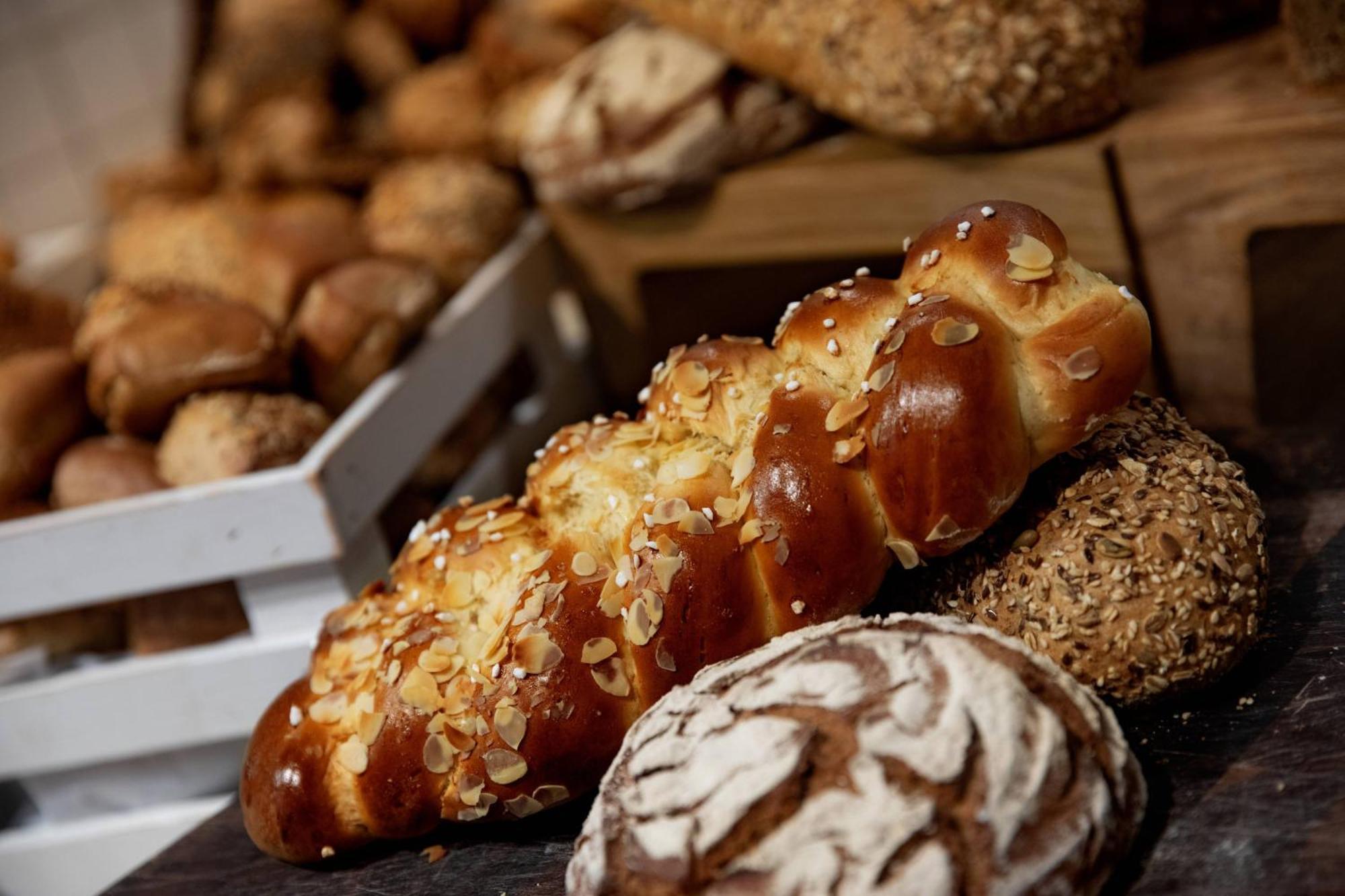 Renaissance Hamburg Hotel Exterior photo Traditional Greek Easter bread