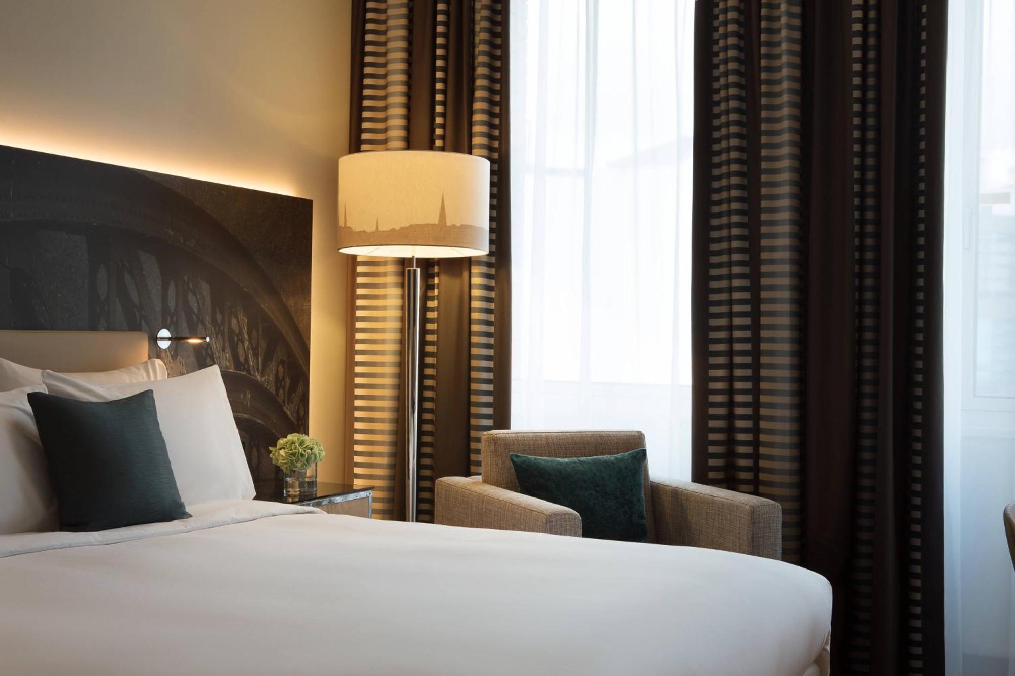 Renaissance Hamburg Hotel Exterior photo A room at the hotel