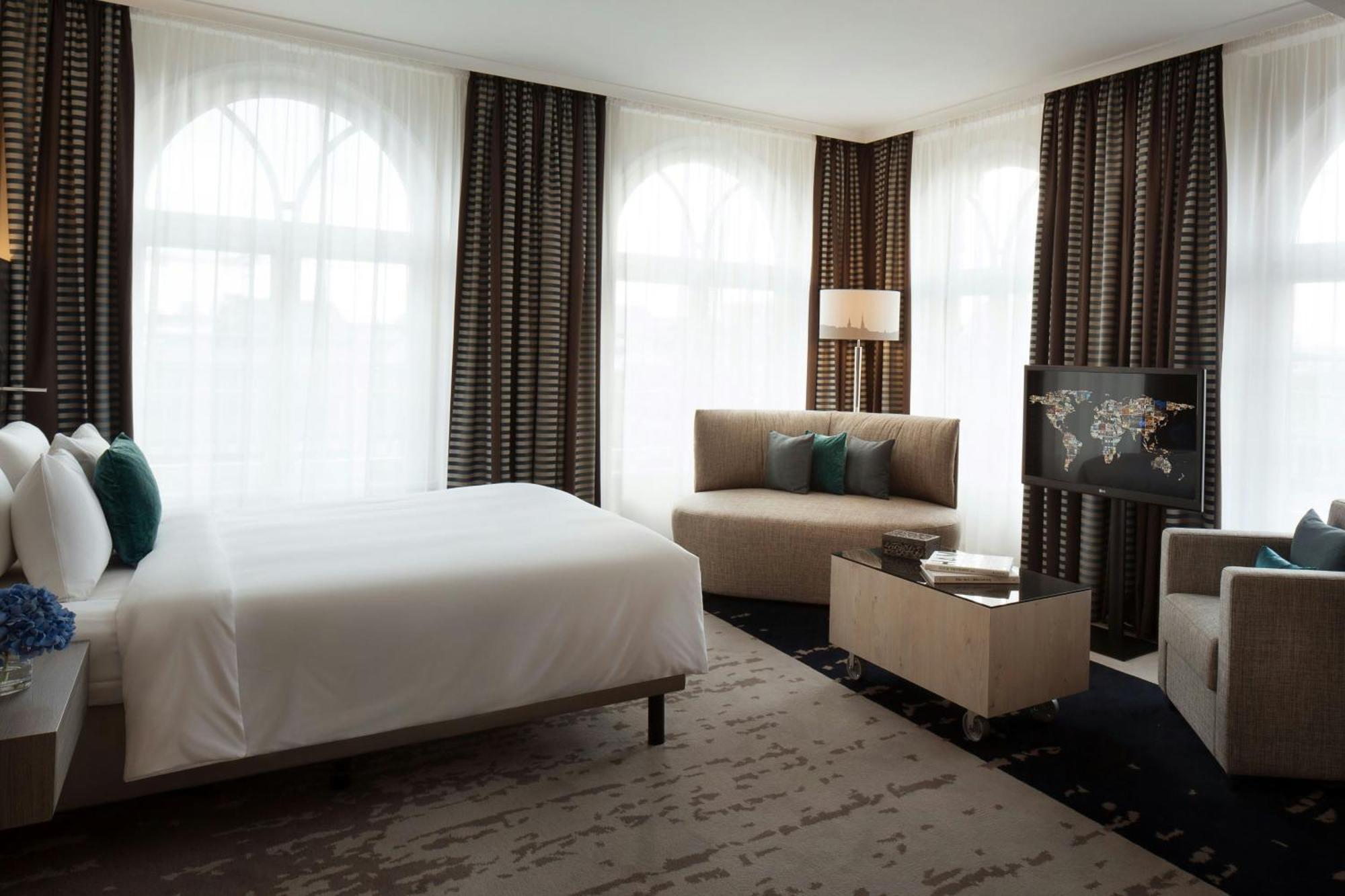 Renaissance Hamburg Hotel Exterior photo A room at the hotel