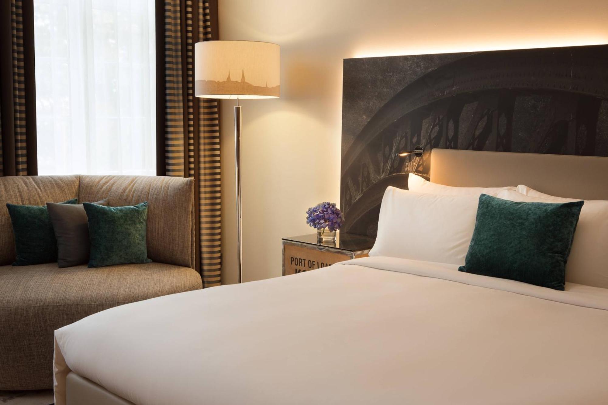 Renaissance Hamburg Hotel Exterior photo Deluxe Room