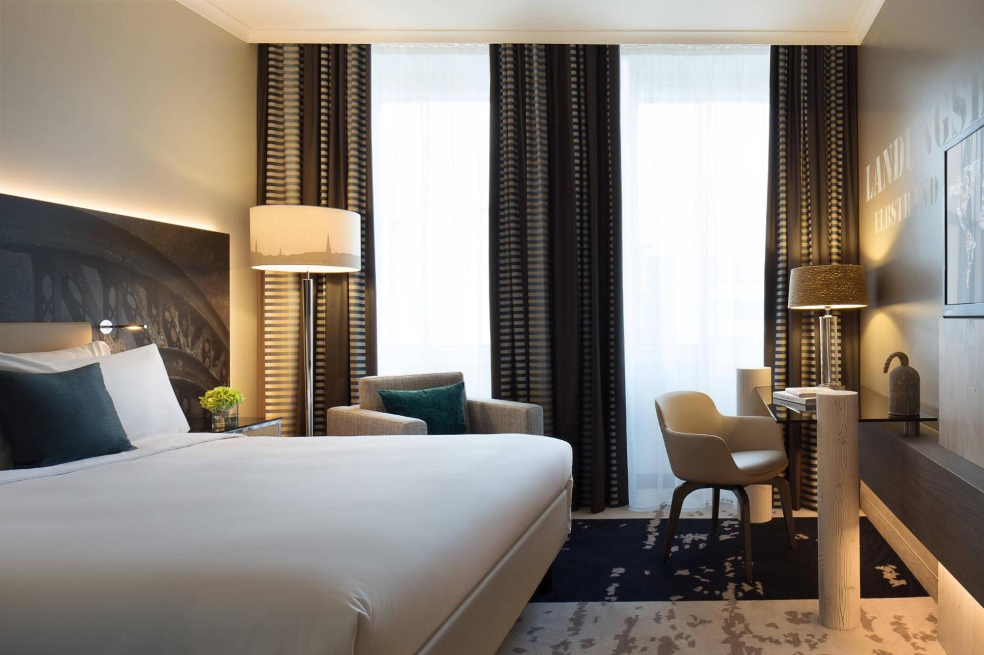 Renaissance Hamburg Hotel Exterior photo A room at the hotel