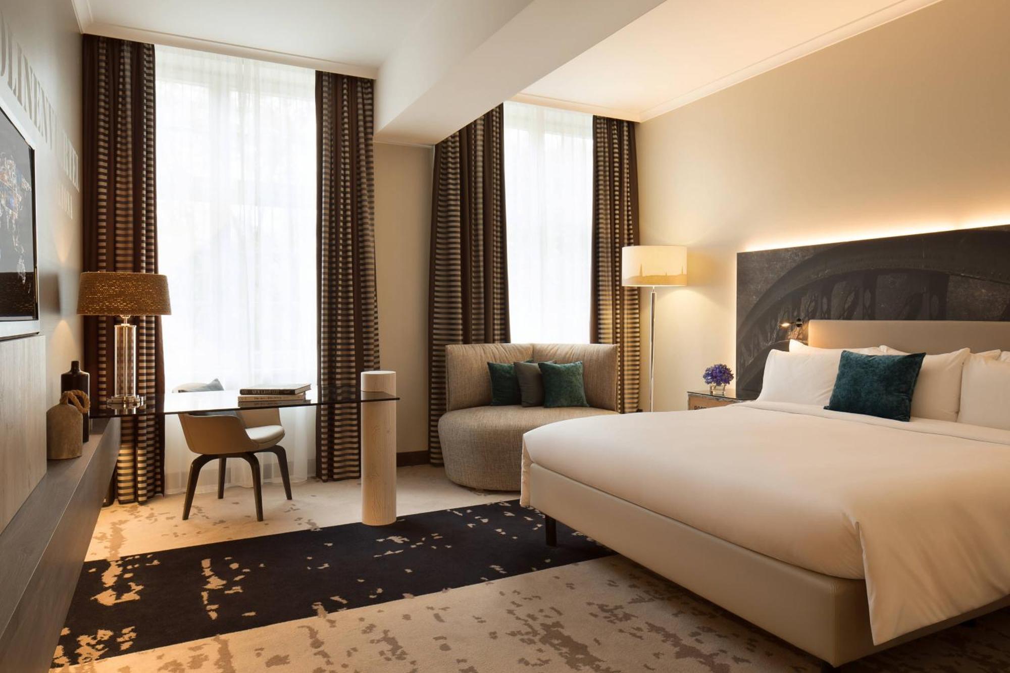 Renaissance Hamburg Hotel Exterior photo A room at the hotel