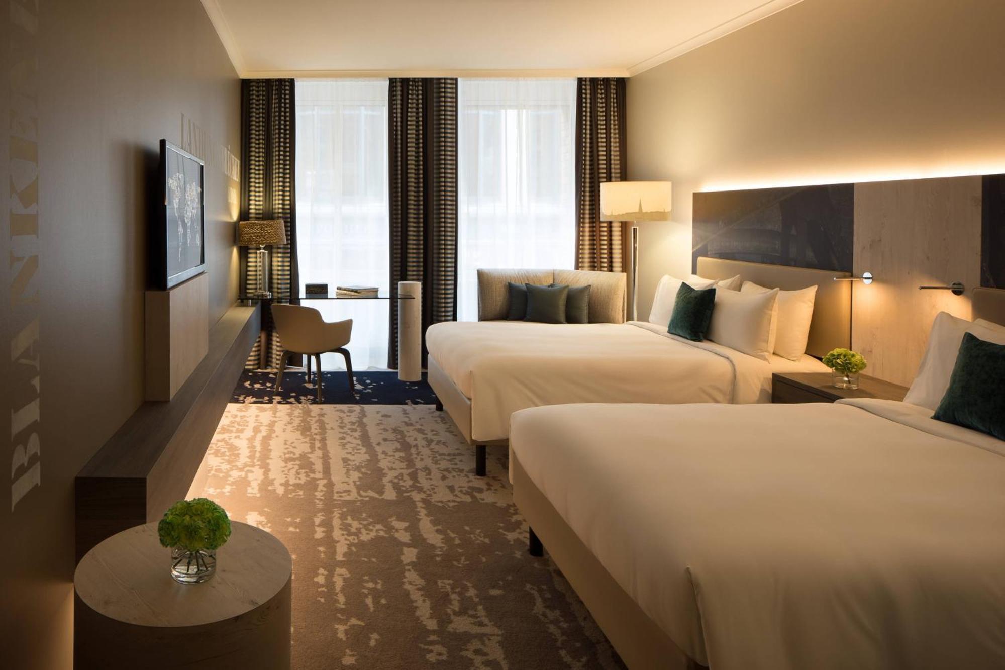 Renaissance Hamburg Hotel Exterior photo Deluxe Room